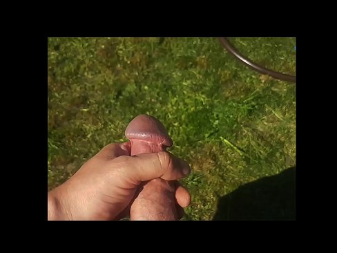❤️ المثير الساخنة يحصل بوسها الوردي مارس الجنس و cums في بخ في حديقة صيفية
