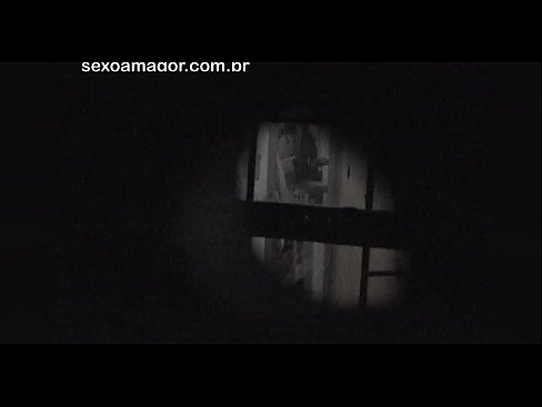 ❤️ يتم تصوير بلوندي سرا بالفيديو من قبل متلصص في الحي مختبئًا خلف الطوب المجوف